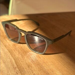 Quay Sage Green Sunglasses Perfect condition